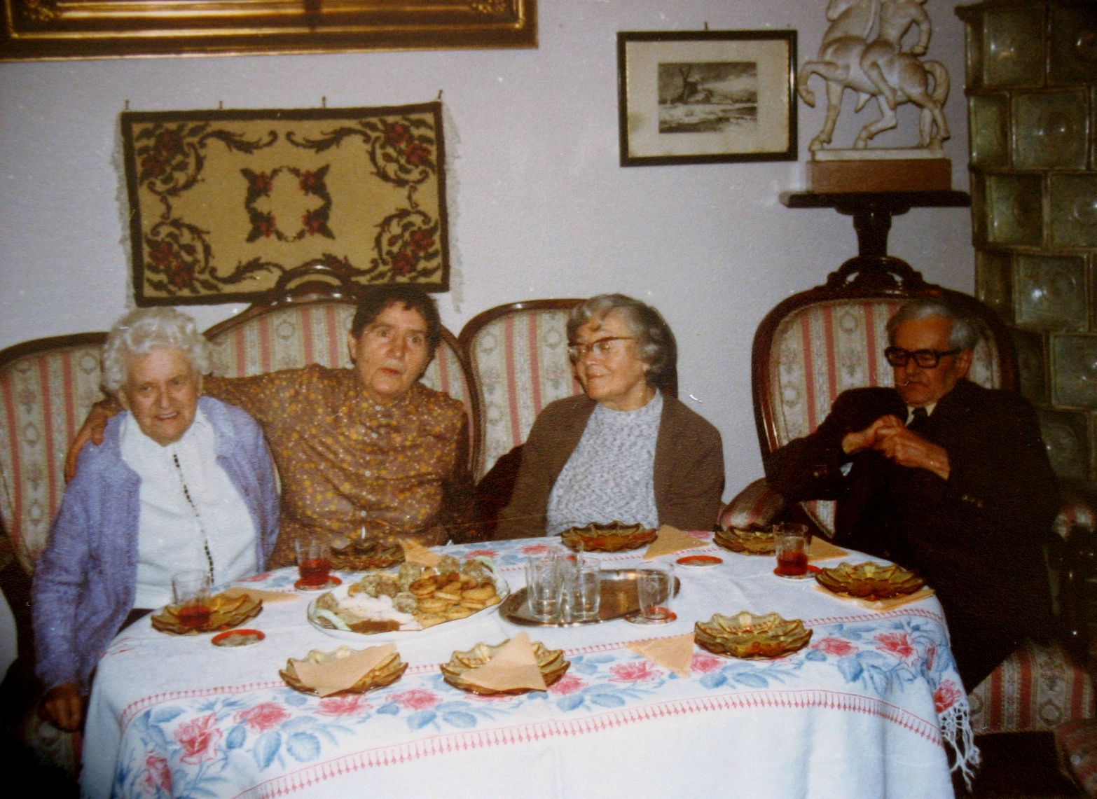 Pável Ágostonné Gazdag Erzsi Károlyi Amy és Weöres Sándor társaságában